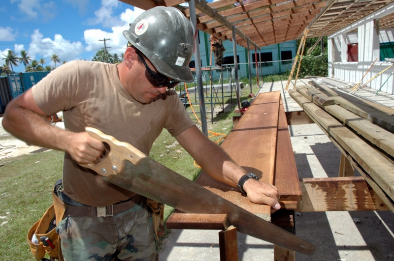 ebeniste-SIX FOURS LES PLAGES-min_worker_construction_building_carpenter_male_job_build_helmet-893290